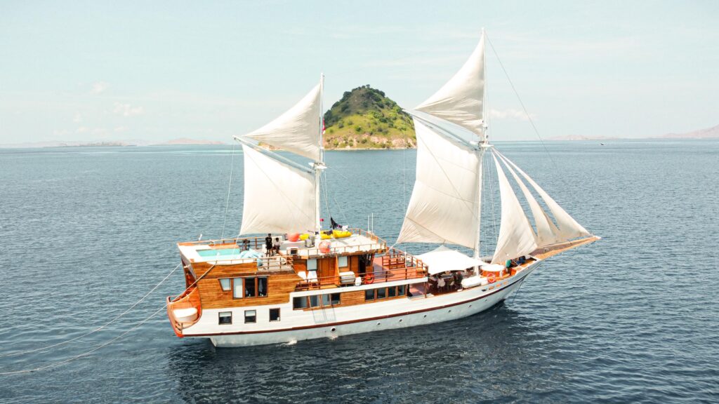 Sailing Komodo: An Unforgettable Adventure in the Heart of Indonesia