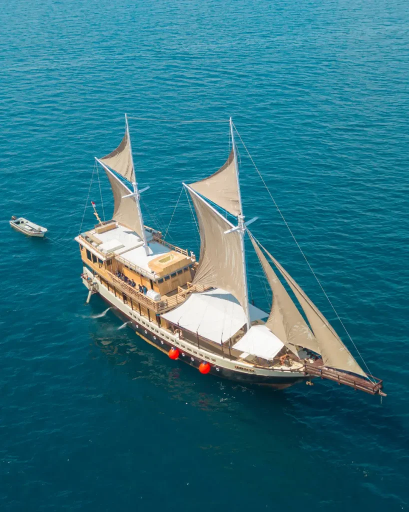 Flores & Komodo — Signature Journey 3D2N — Open Trip Edition (LBJ 2-DLX)