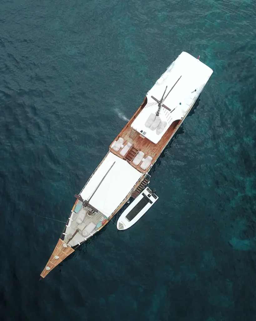 Flores & Komodo — Signature Journey 3D2N — Open Trip Edition (VNC-DLX)