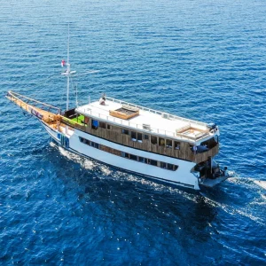 Flores & Komodo — Signature Journey 3D2N — Jacuzzi Edition (YKI-SPR)